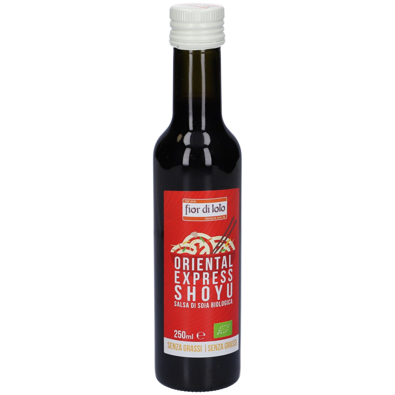 Piccola bottiglia di vetro con tappo bianco. Etichetta rossa con testo e logo. Contiene liquido scuro.