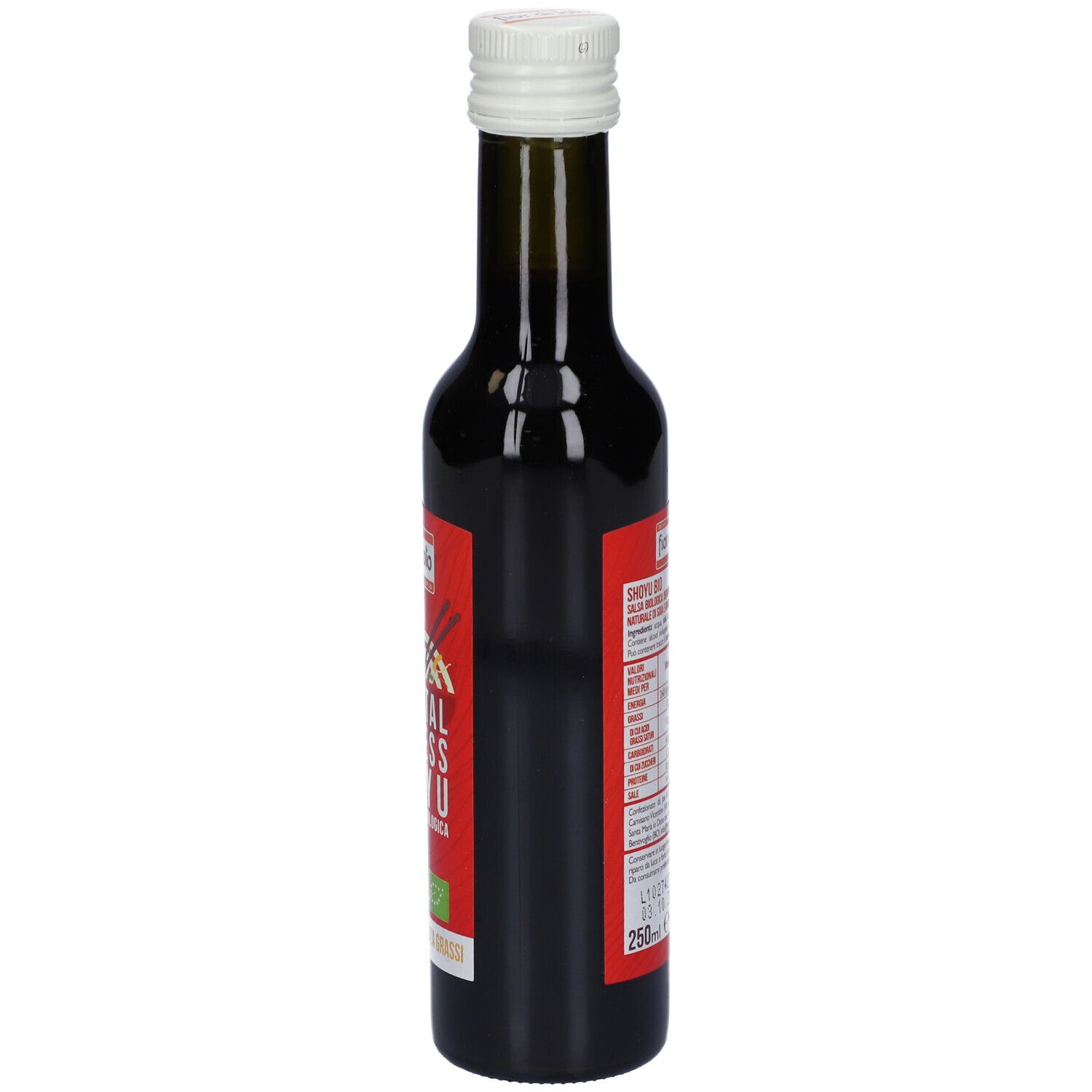 Piccola bottiglia di vetro con tappo bianco. Etichetta rossa con testo. Contiene liquido scuro. Vista laterale.