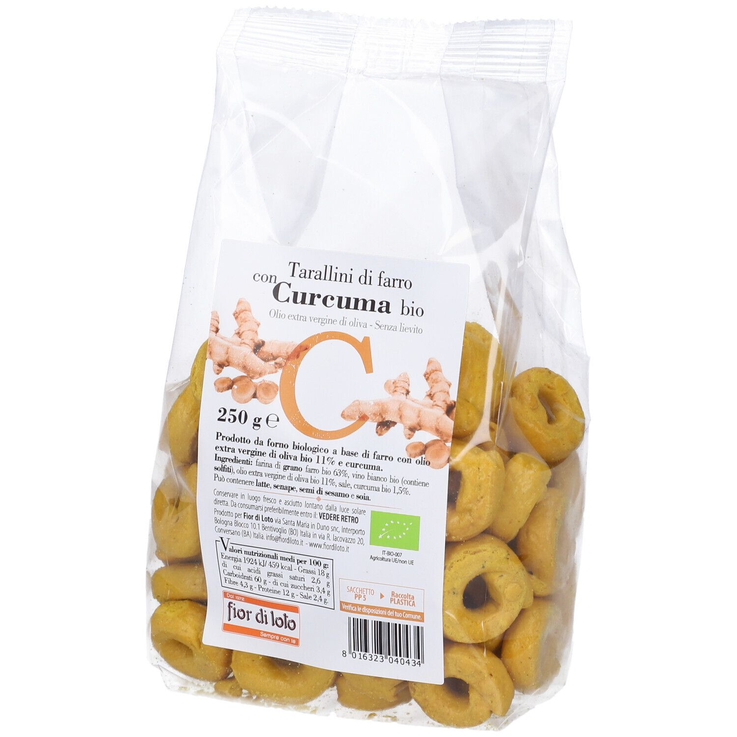 Confezione di tarallini alla curcuma. Confezione trasparente con tarallini gialli a forma di anello. Stampa con informazioni sul prodotto e marchio bio.