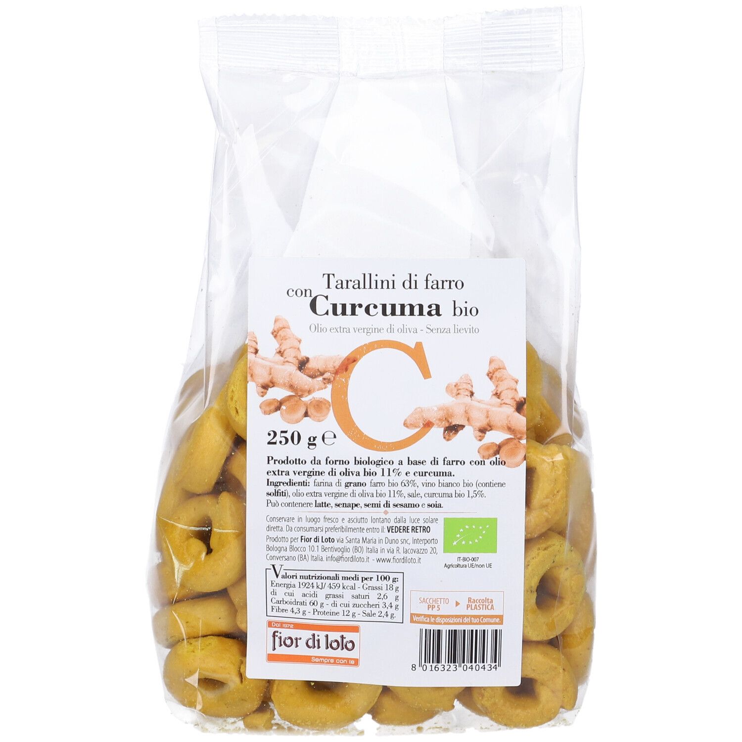 Confezione di tarallini alla curcuma. Confezione trasparente con tarallini gialli a forma di anello. Stampa con informazioni sul prodotto e marchio bio.