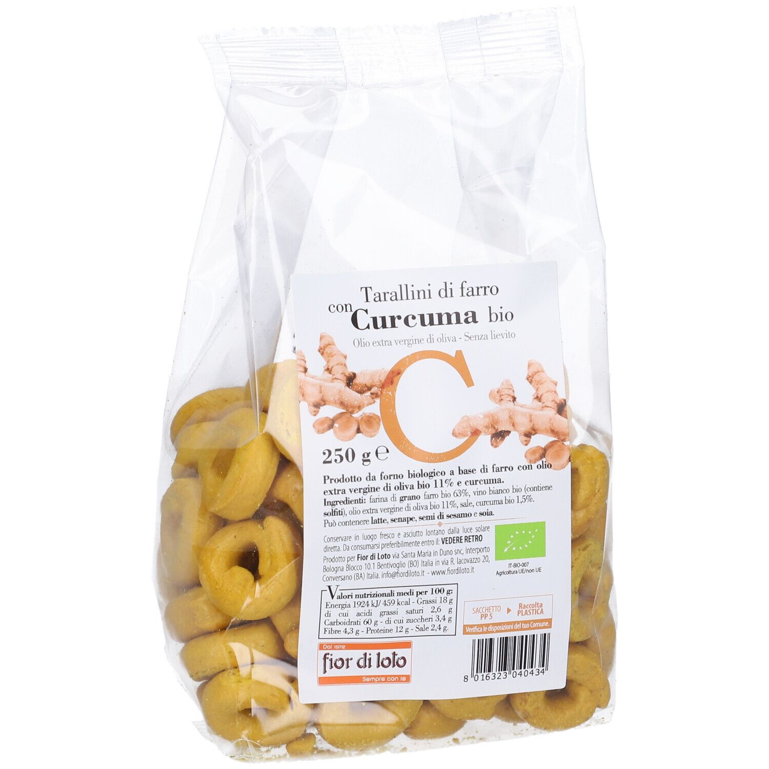 Confezione di tarallini alla curcuma. Confezione trasparente con tarallini gialli a forma di anello. Stampa con informazioni sul prodotto e marchio bio.