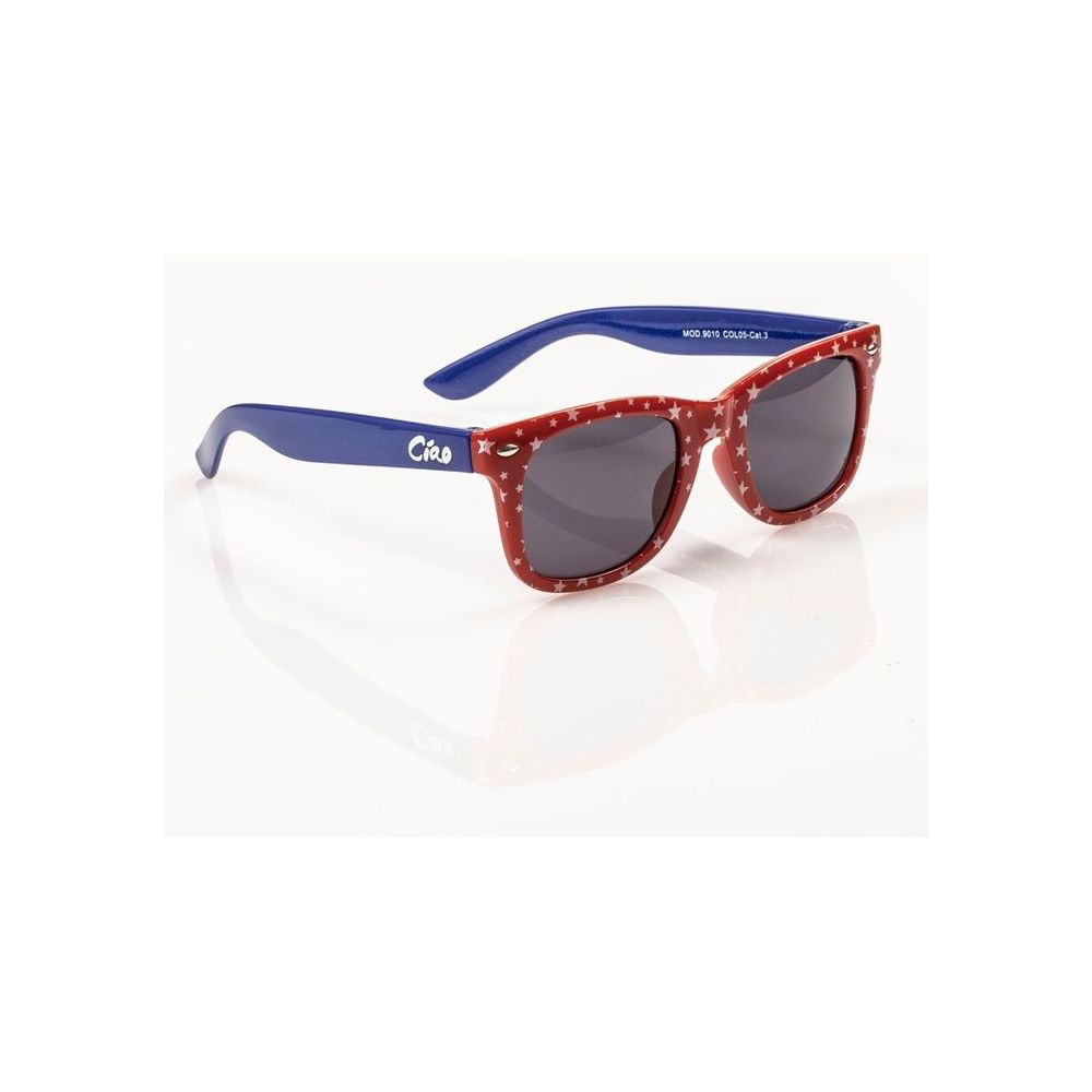 Occhiali da sole con montatura rossa a stelle bianche e aste blu. Logo "Ciao" visibile.