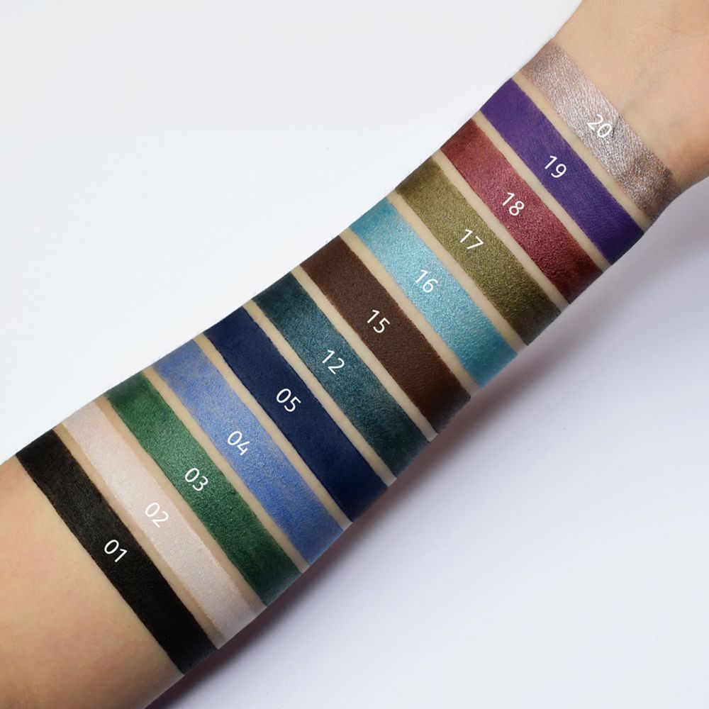 Braccio con campioni di colore di matite occhi. Vari colori, numerati da 01 a 20. Colori: nero, bianco, verde, blu, marrone, viola, argento.