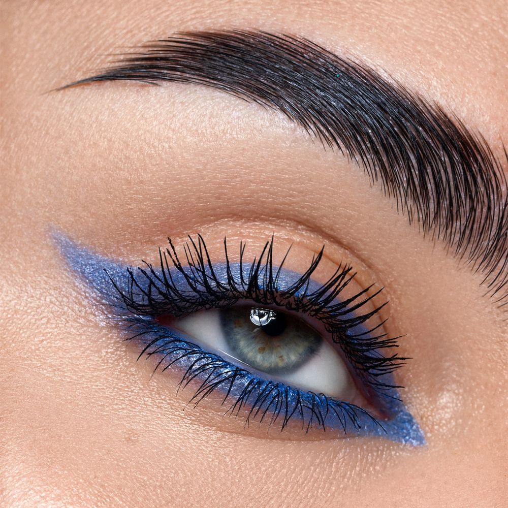 Occhio con eyeliner blu e mascara. Linea blu lungo la linea delle ciglia superiori. Mascara blu.