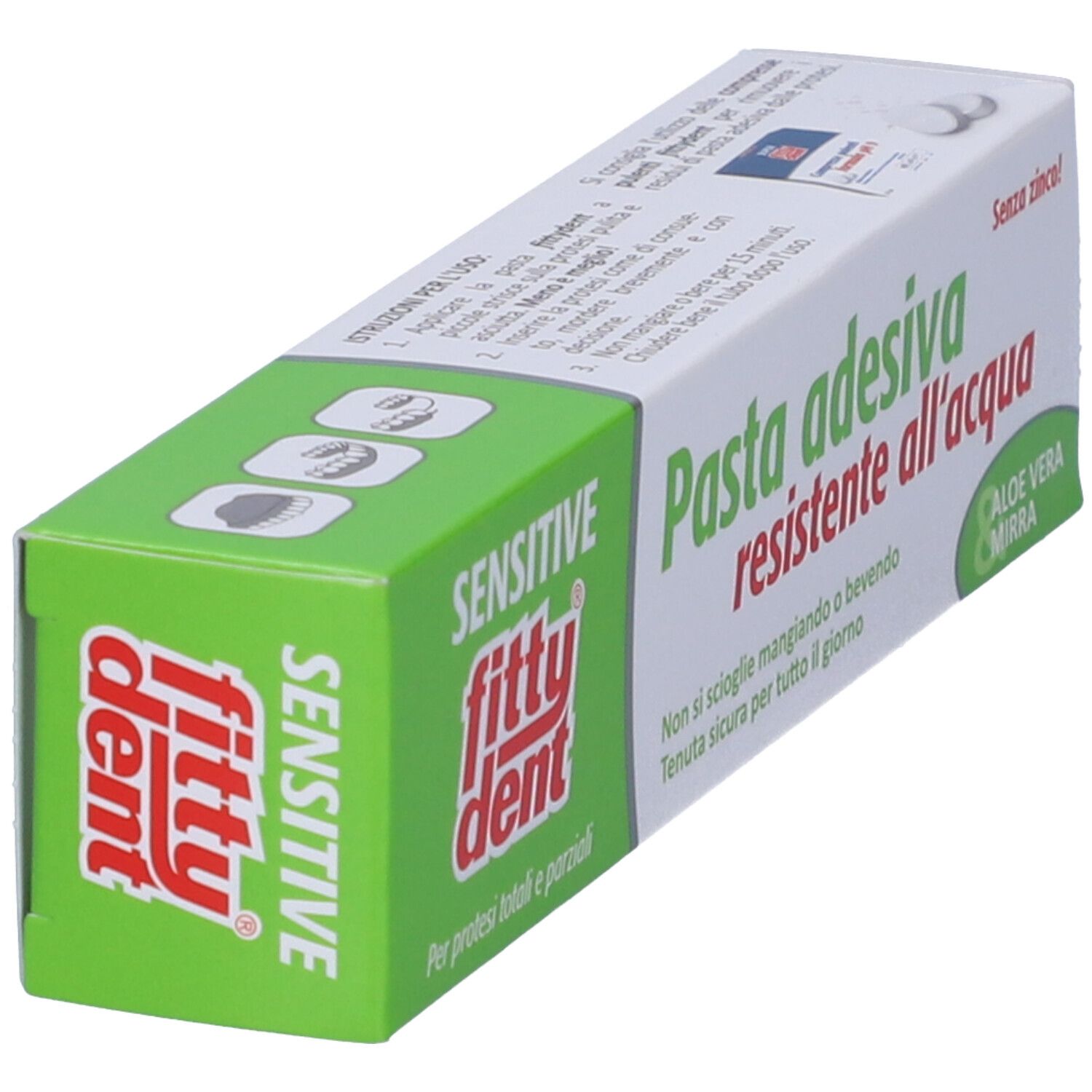 Tubo di dentifricio. Scritta: Fittydent Sensitive Pasta Adesiva resistente all'acqua, Aloe Vera. Confezione verde e bianca.