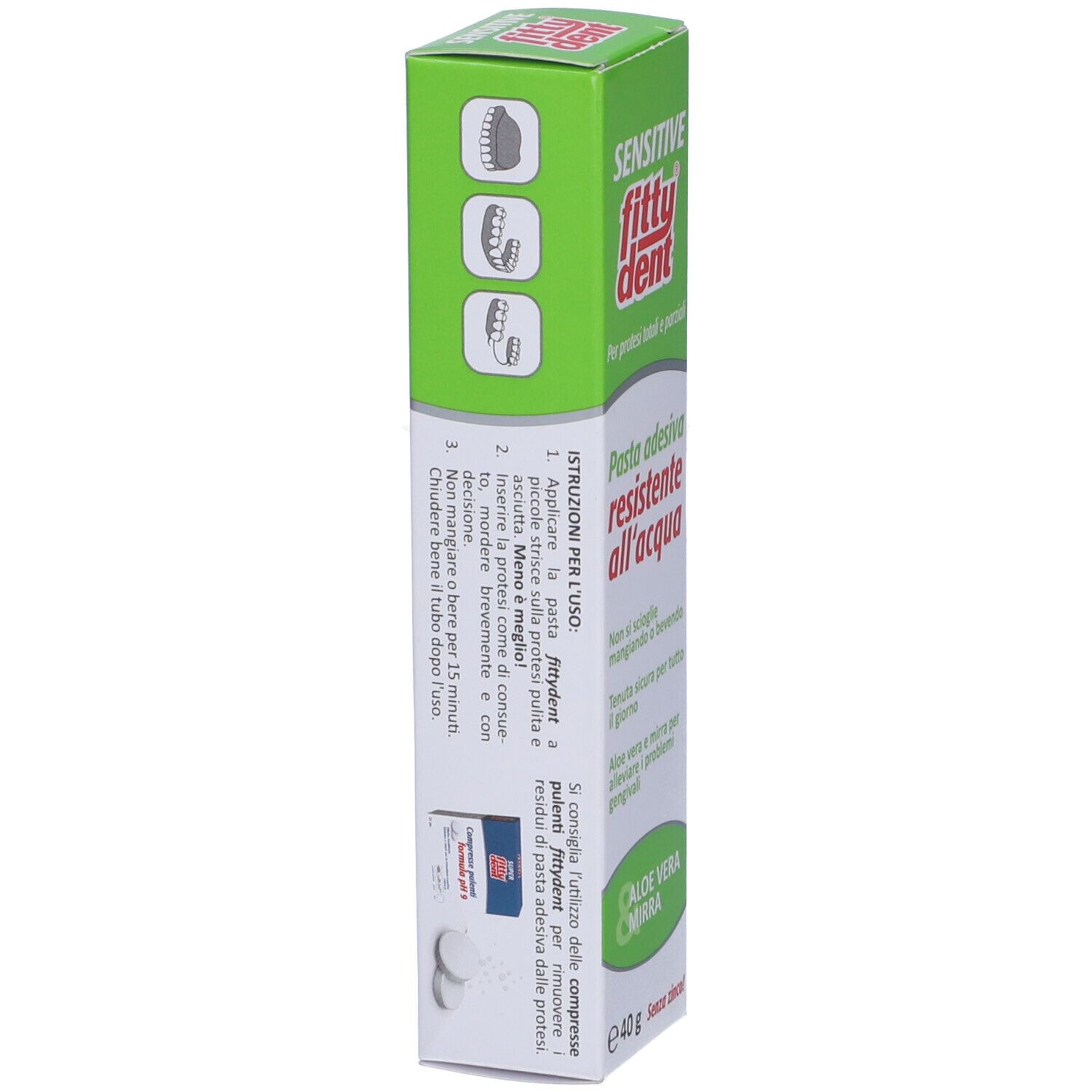 Tubo di dentifricio. Scritta: Fittydent Sensitive Pasta Adesiva resistente all'acqua, Aloe Vera. Confezione verde e bianca.