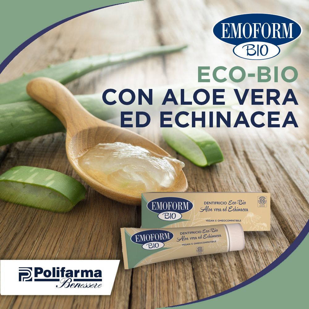 Zahnpasta-Tube, Schachtel und Aloe-Blätter. Aufschrift: Emoform Bio, Aloe vera ed Echinacea. Auf Holzuntergrund.