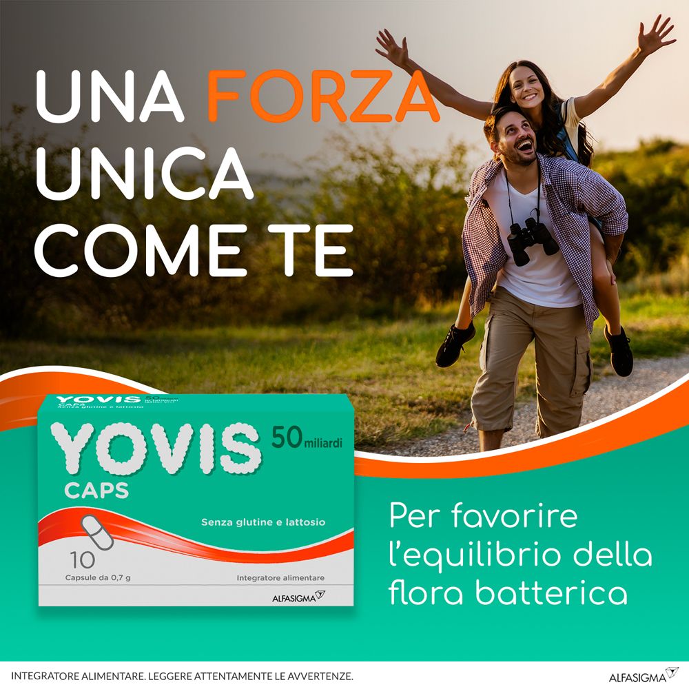 Pubblicità con Yovis Caps 50 Miliardi. Coppia all'aperto. Testo: Una forza unica come te.