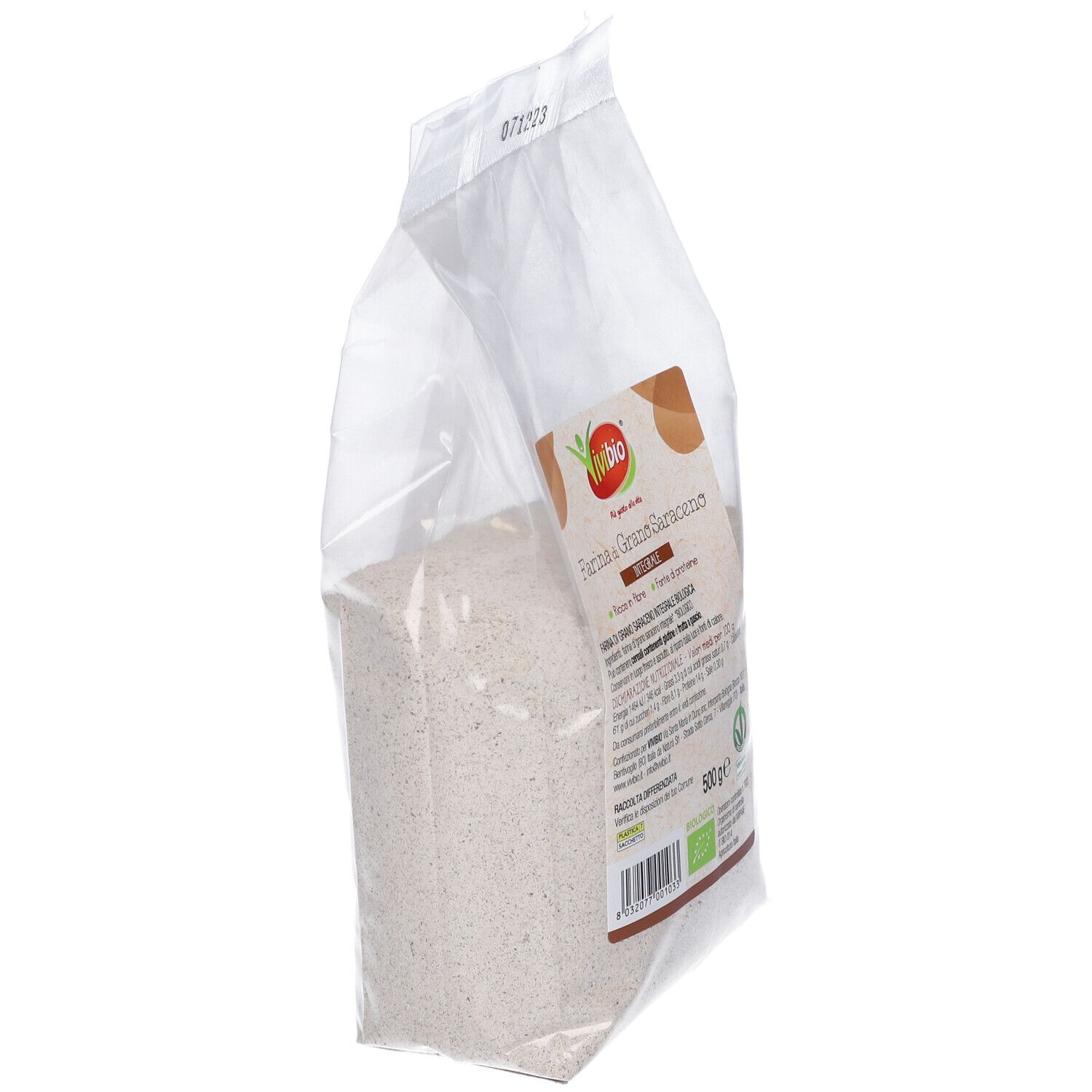 Confezione di farina. Scritta: Farina di Grano Saraceno, VVB, 500g. Marchio biologico.