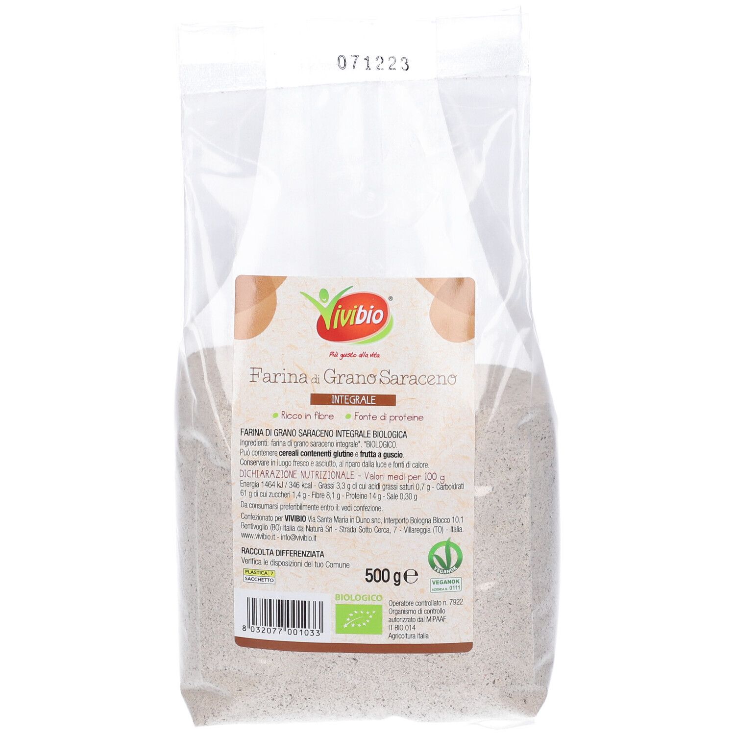 Confezione di farina. Scritta: Farina di Grano Saraceno, VVB, 500g. Marchio biologico.