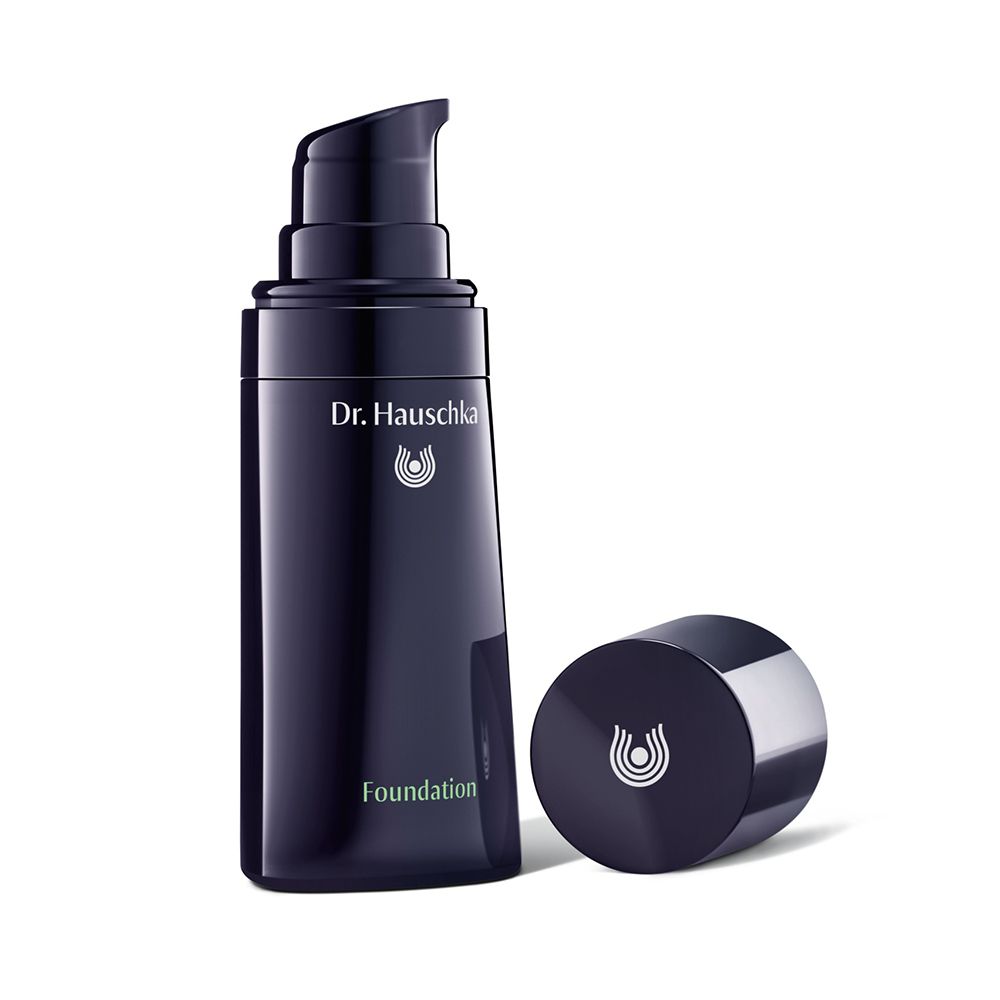 Flacone blu scuro con dosatore e tappo. Scritta: Dr. Hauschka, Foundation. Tappo accanto.