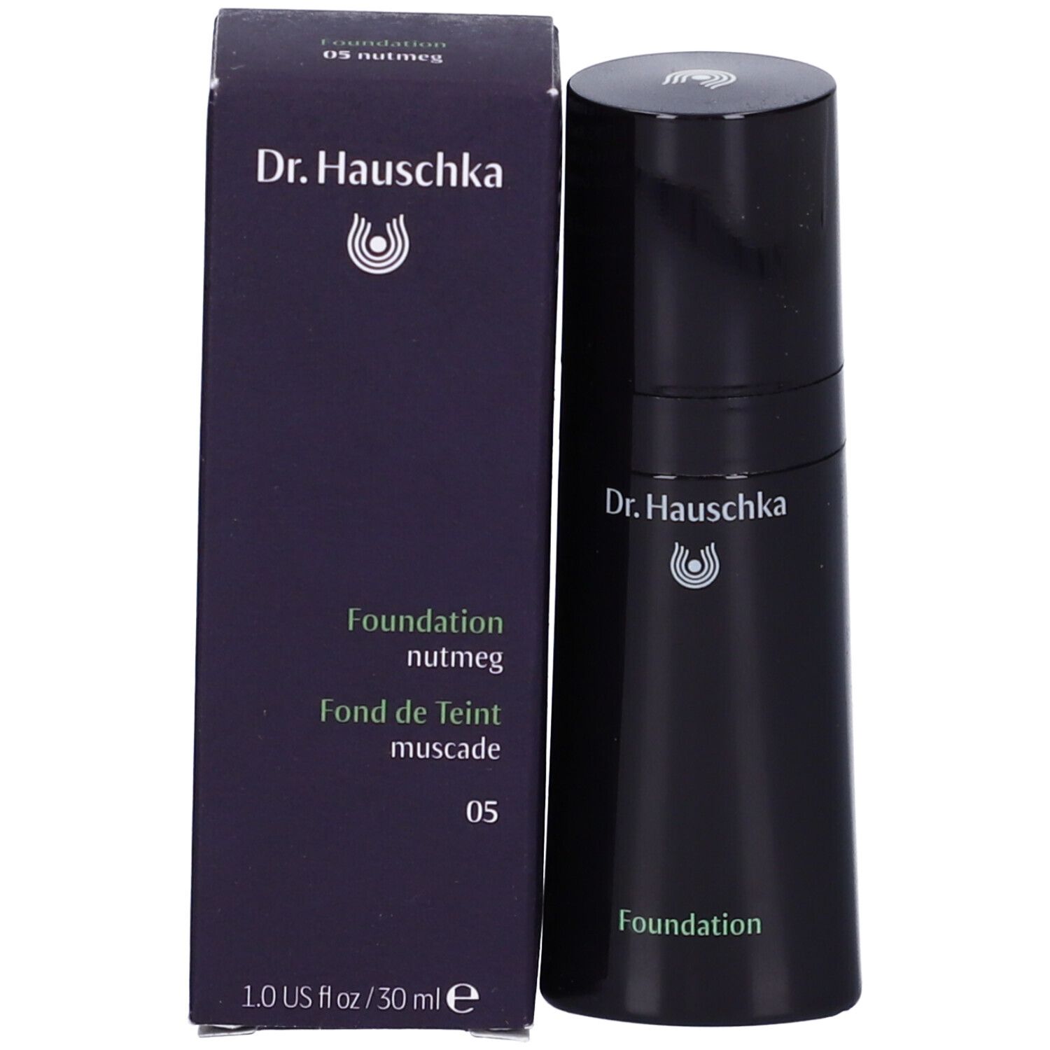 Flacone nero con tappo rotondo e confezione. Scritta: Dr. Hauschka, Foundation, Nutmeg, 05.