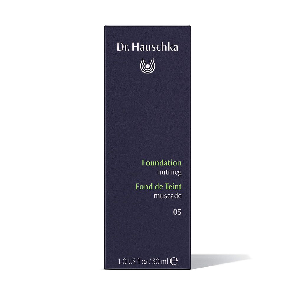 Confezione blu scuro con informazioni sul prodotto. Scritta: Dr. Hauschka, Foundation, Nutmeg, 05.