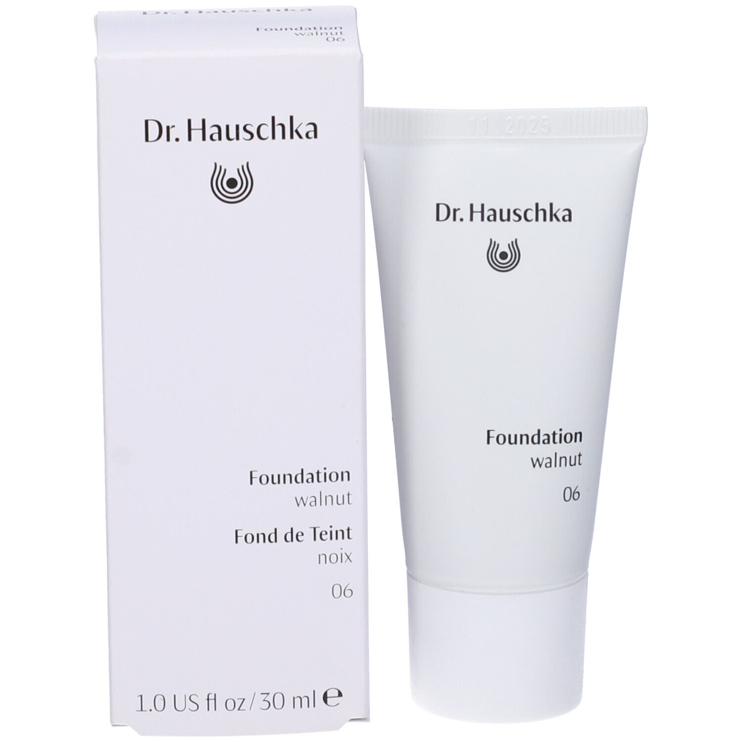 Scatola e tubo bianchi. Sulla scatola: logo Dr. Hauschka, Foundation walnut 06, Fond de Teint noix 06.