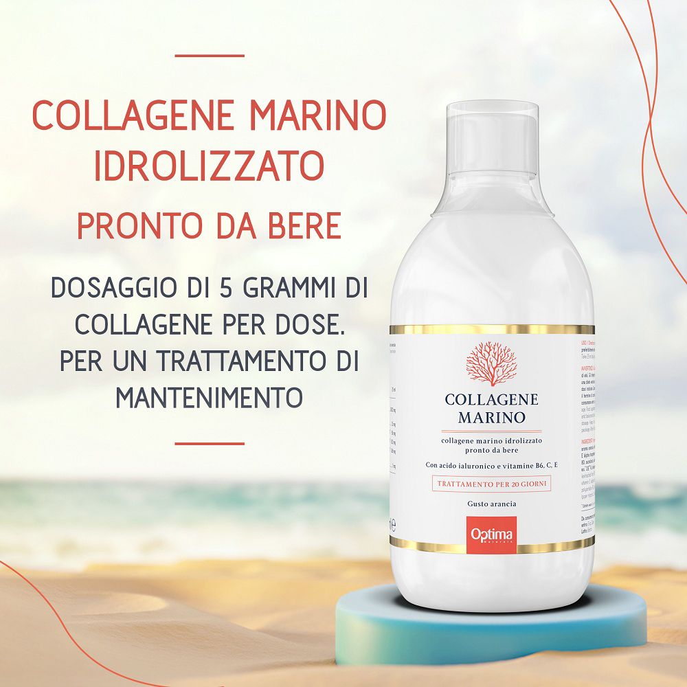 Flasche mit Meereskollagen auf einem Podest am Strand. Text: 5g Kollagen pro Dosis.