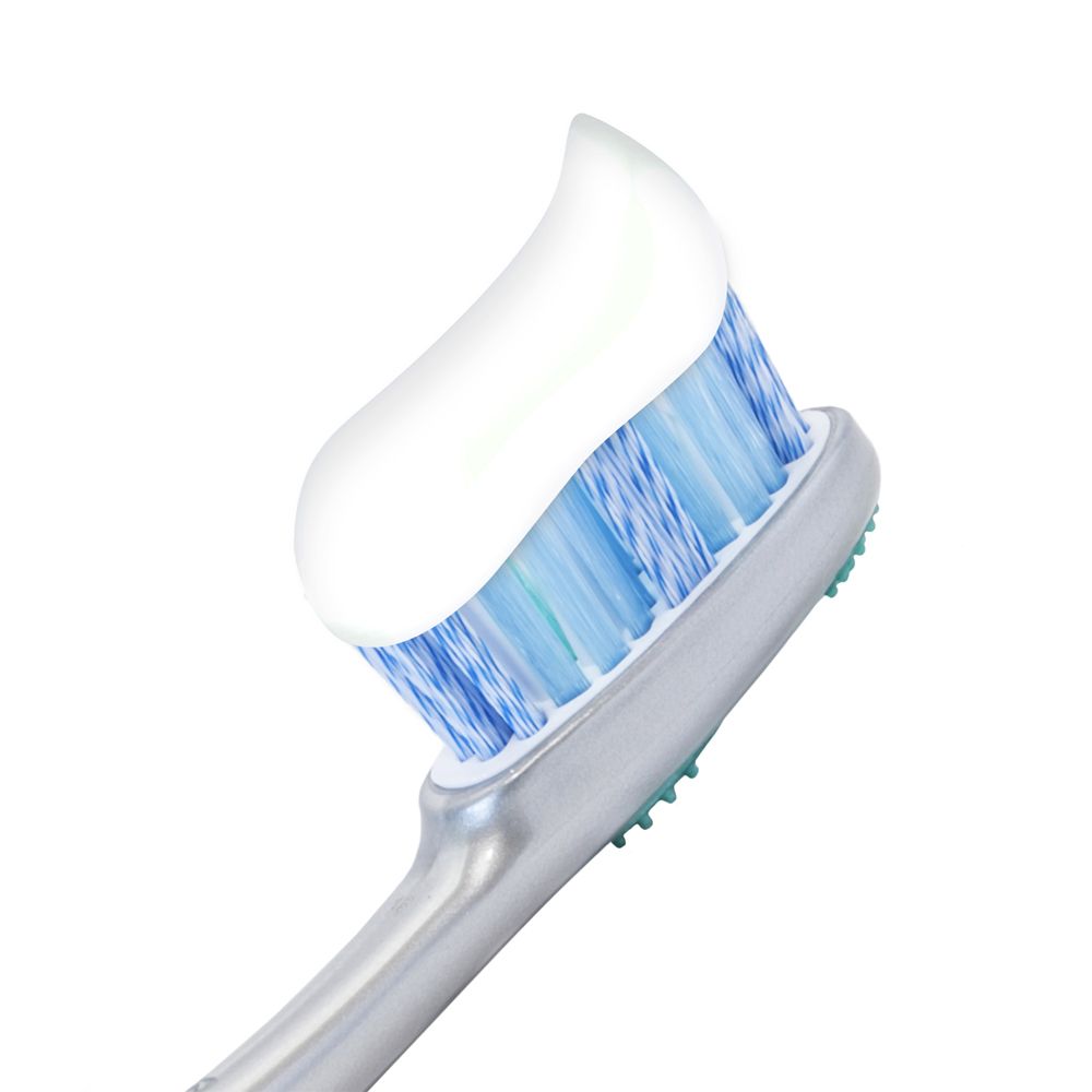 Spazzolino con dentifricio. Dentifricio bianco su setole blu.