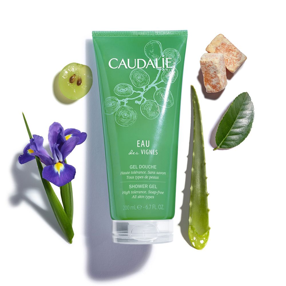 Tubo di gel doccia verde con scritte bianche, circondato da iris, aloe vera, uva e cubetti. Contiene 200 ml.