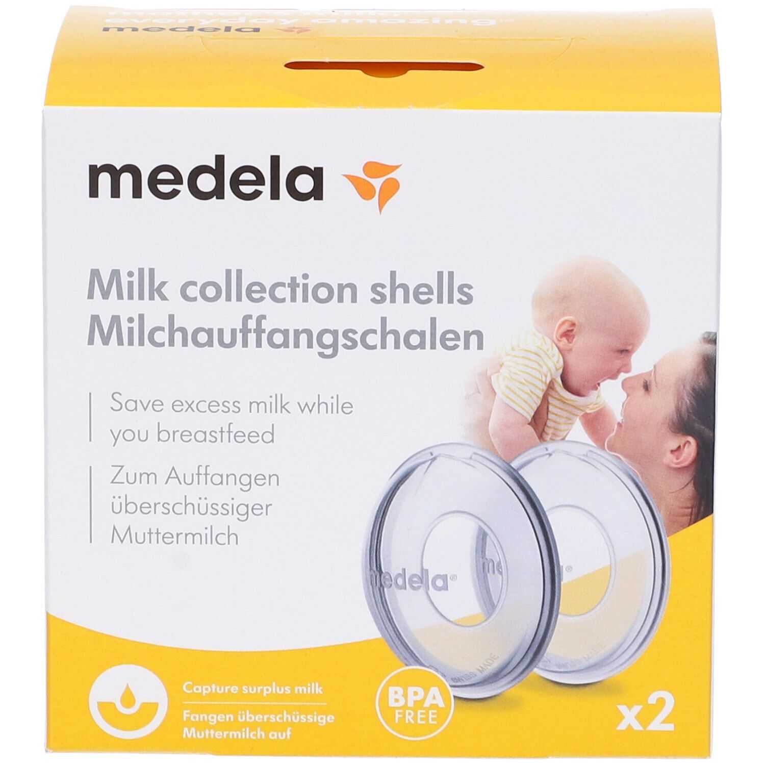 Confezione di due coppette raccoglilatte Medela. Senza BPA. Immagine di madre e bambino. Testo in inglese e tedesco.