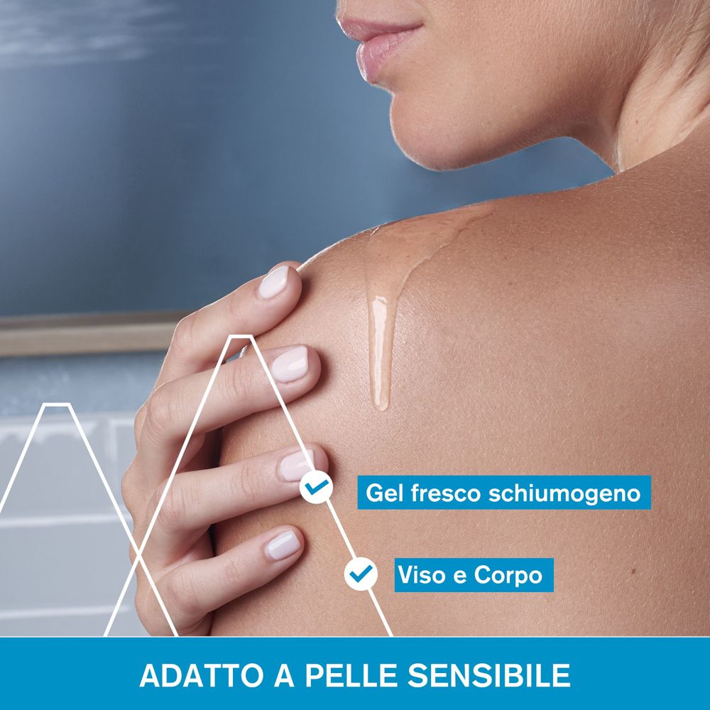 Gros plan d'une femme appliquant du gel sur son épaule. Texte : Gel fresco schiumogeno, Viso e Corpo.
