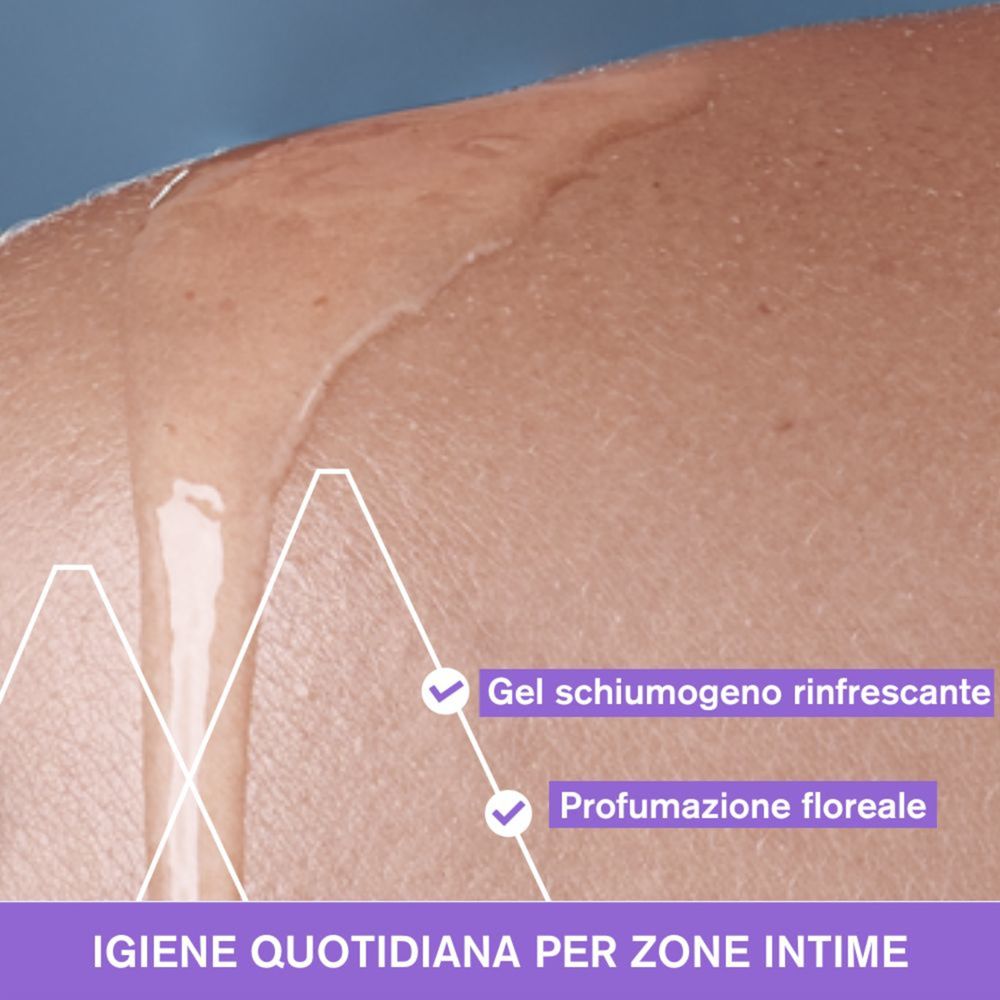Primo piano di gel sulla pelle. Testo: Gel schiumogeno rinfrescante, Profumazione floreale. Testo: Igene quotidiana per zone intime.