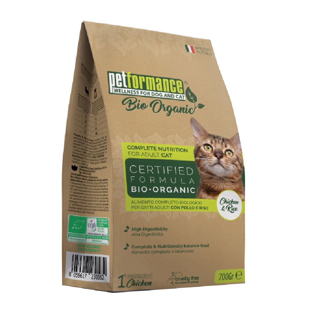 Beutel Katzenfutter. Aufdruck: Petformance Bio Organic, Huhn & Reis, 700g. Zertifiziertes Bio-Futter für erwachsene Katzen.