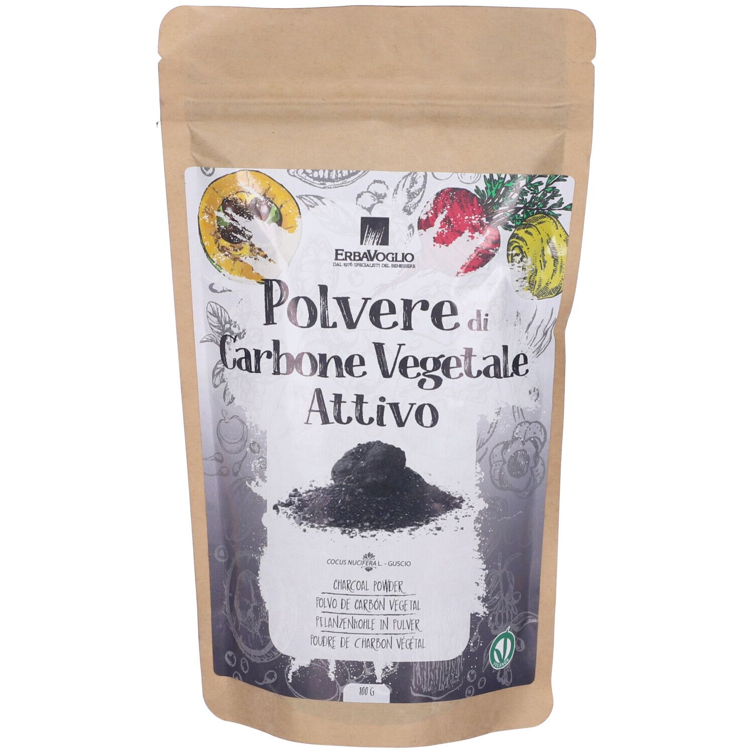 Busta con polvere. Etichetta con testo: Carbone Vegetale Attivo. Logo. Polvere nera raffigurata. Sigillo verde.