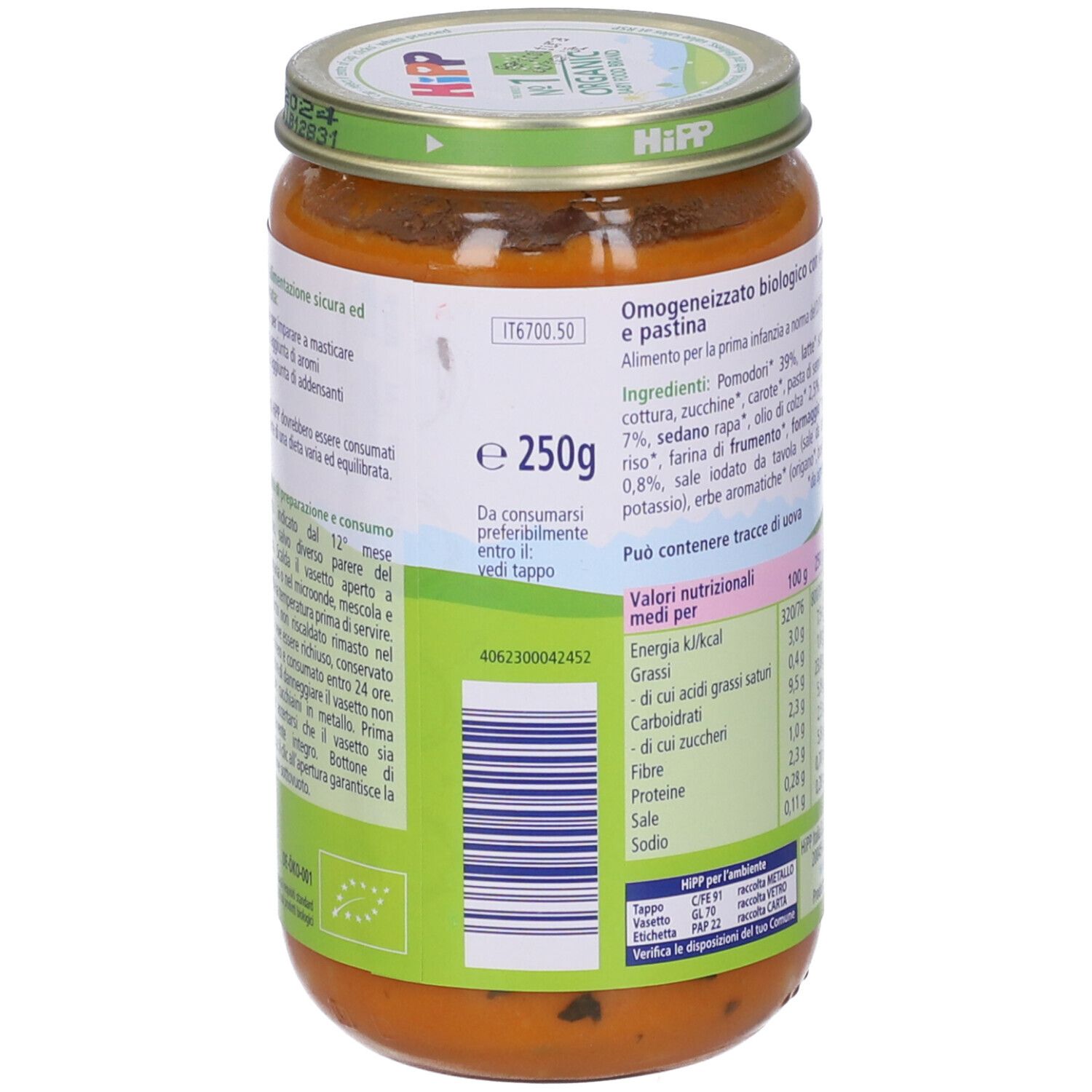 Vasetto di Hipp Bio Ditalini Verdure. Retro con informazioni e marchio bio. Sfondo verde.