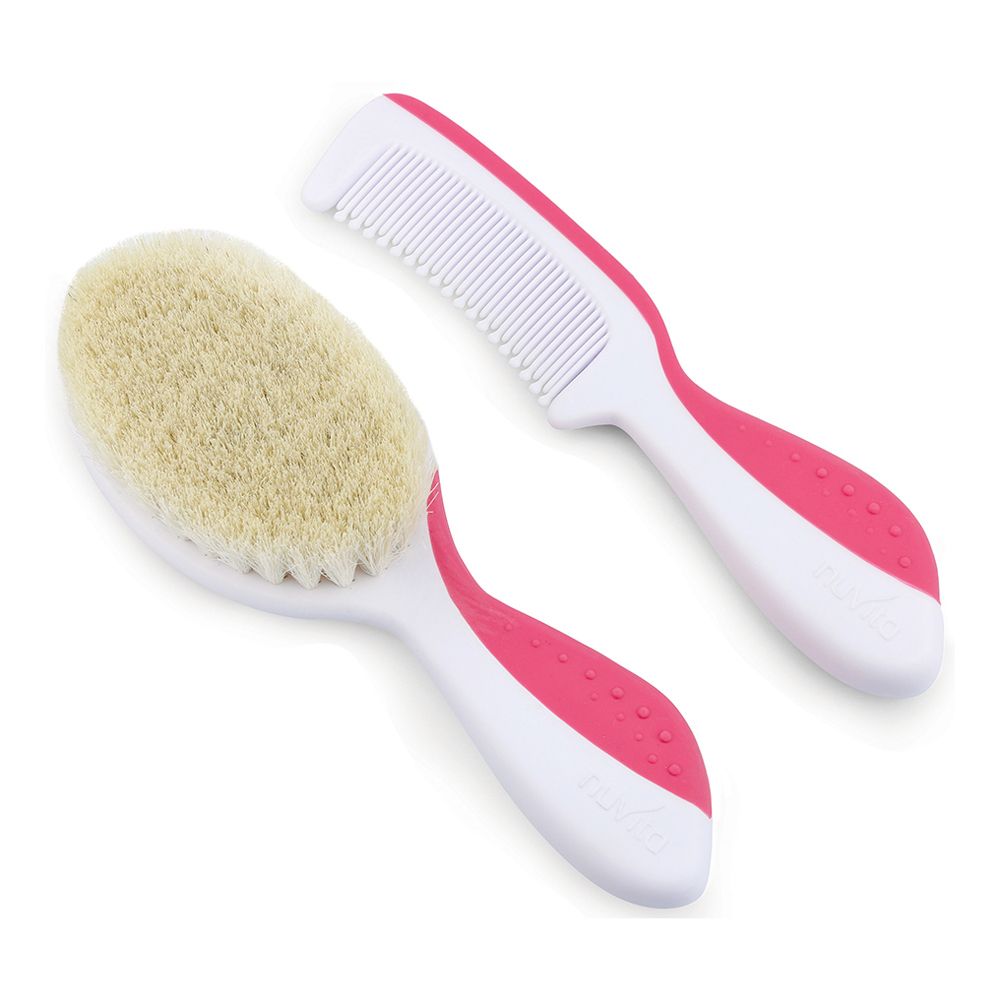 Spazzola e pettine bianco-rosa. Spazzola con setole, pettine con manico. Dettagli rosa. Su sfondo bianco.