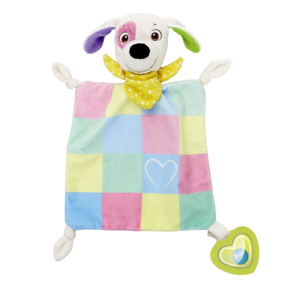 Doudou a forma di cane. Quadrato, a quadri multicolore con cuore. Etichetta a cuore con logo.