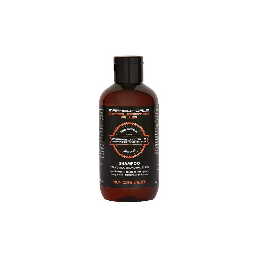 Flacone di shampoo marrone con tappo nero. Etichetta con nome e testo del prodotto. Markeuticals Accelerator Plus.