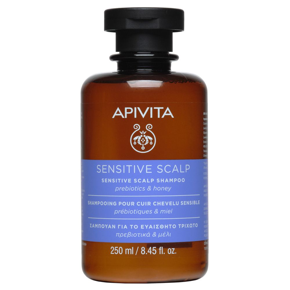 Flacone marrone con tappo nero. Scritta: APIVITA, Sensitive Scalp Shampoo, 250 ml.