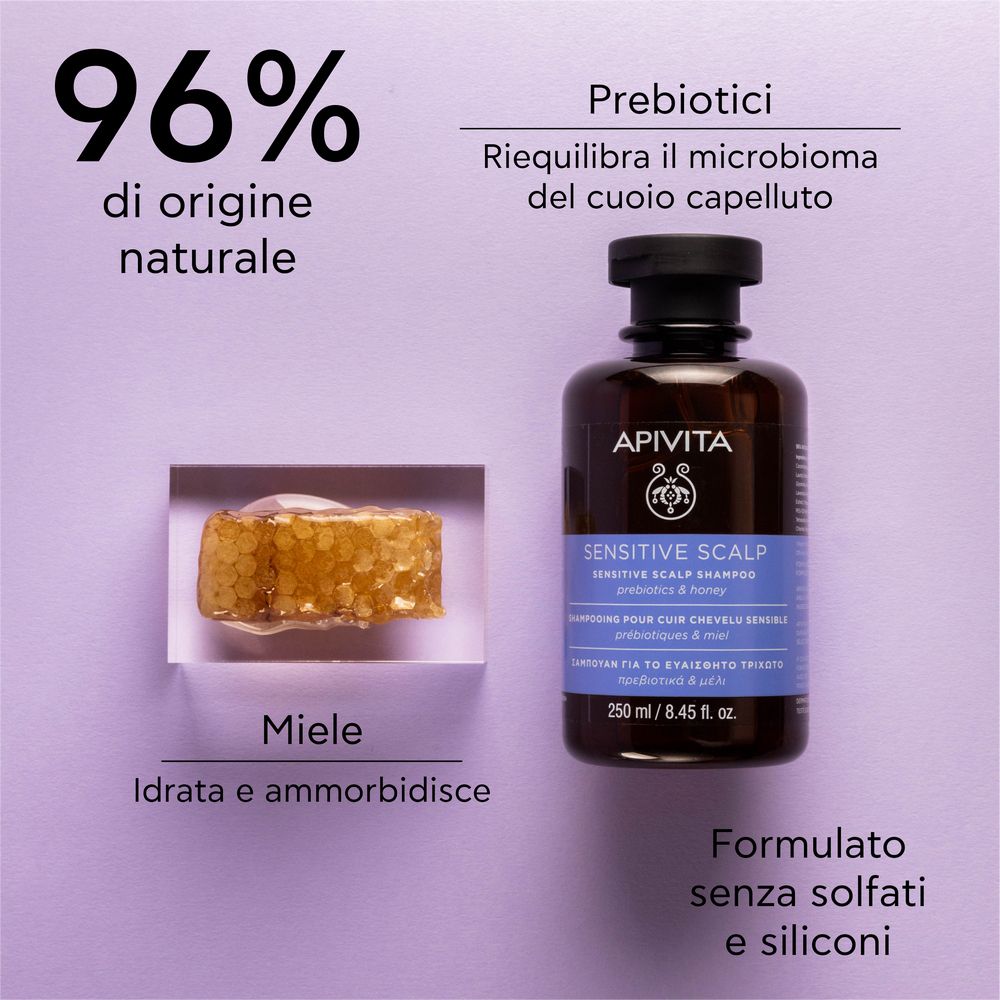 Flacone e favo. Scritta: APIVITA, Sensitive Scalp Shampoo. Testo: 96% di origine naturale.