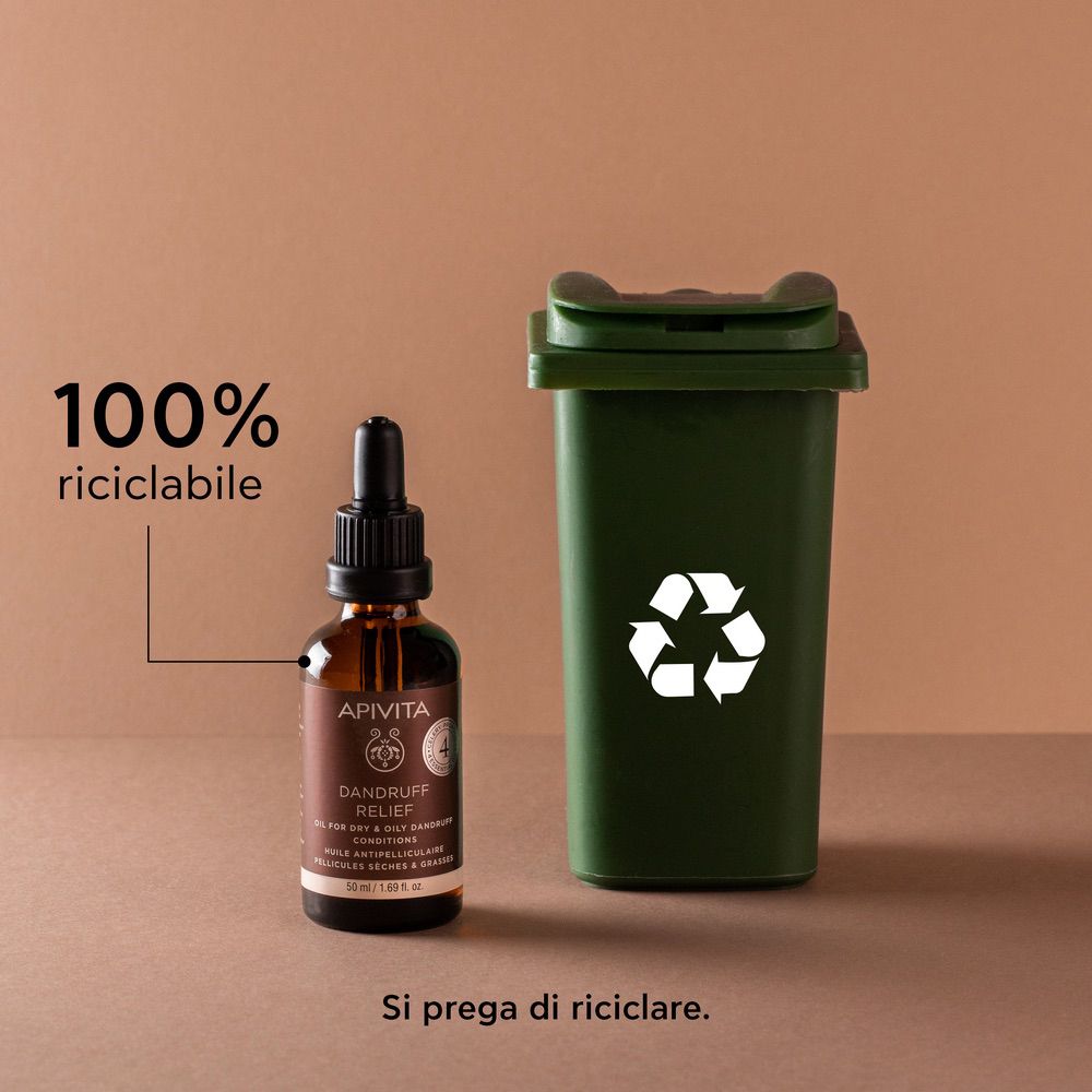 Flacone di prodotto accanto a un cestino. Scritta: APIVITA, DANDRUFF RELIEF. Testo: 100% riciclabile. Si prega di riciclare.