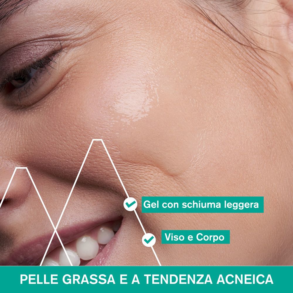Primo piano di un viso. Testo: Gel con schiuma leggera, Viso e Corpo. Pelle grassa e a tendenza acneica.