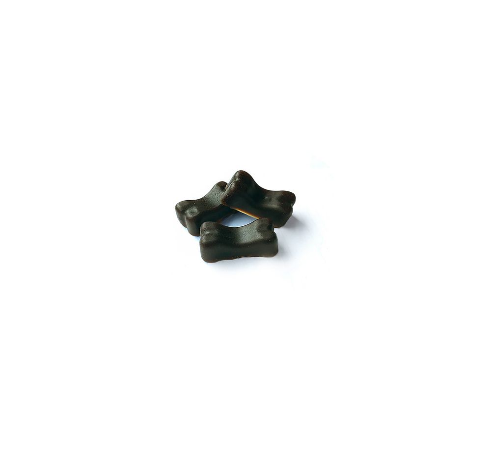 Trois friandises en forme d'os, marron. Sur fond blanc.