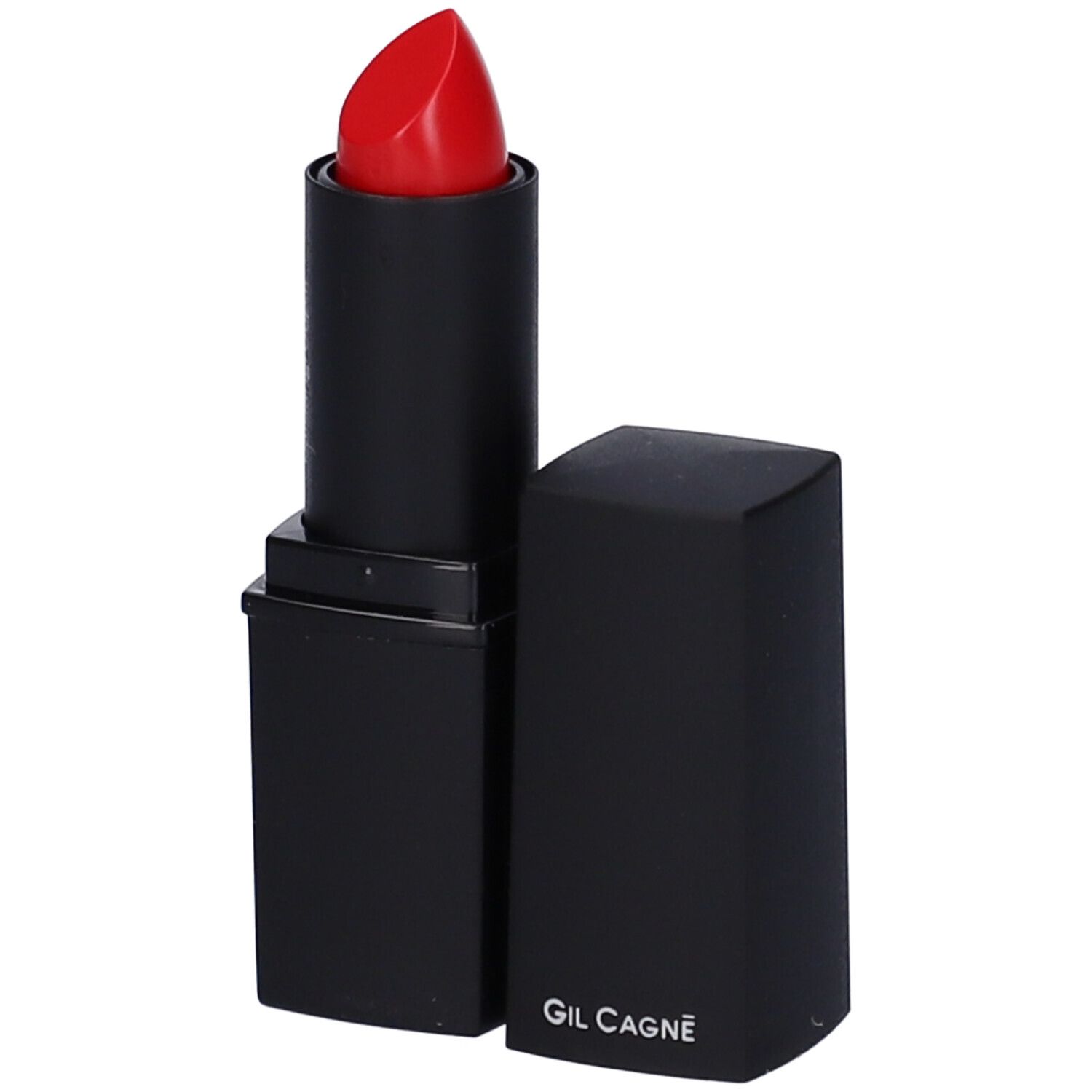 Rossetto rosso in contenitore nero. Aperto, stick visibile. Scritta: GIL CAGNÉ.