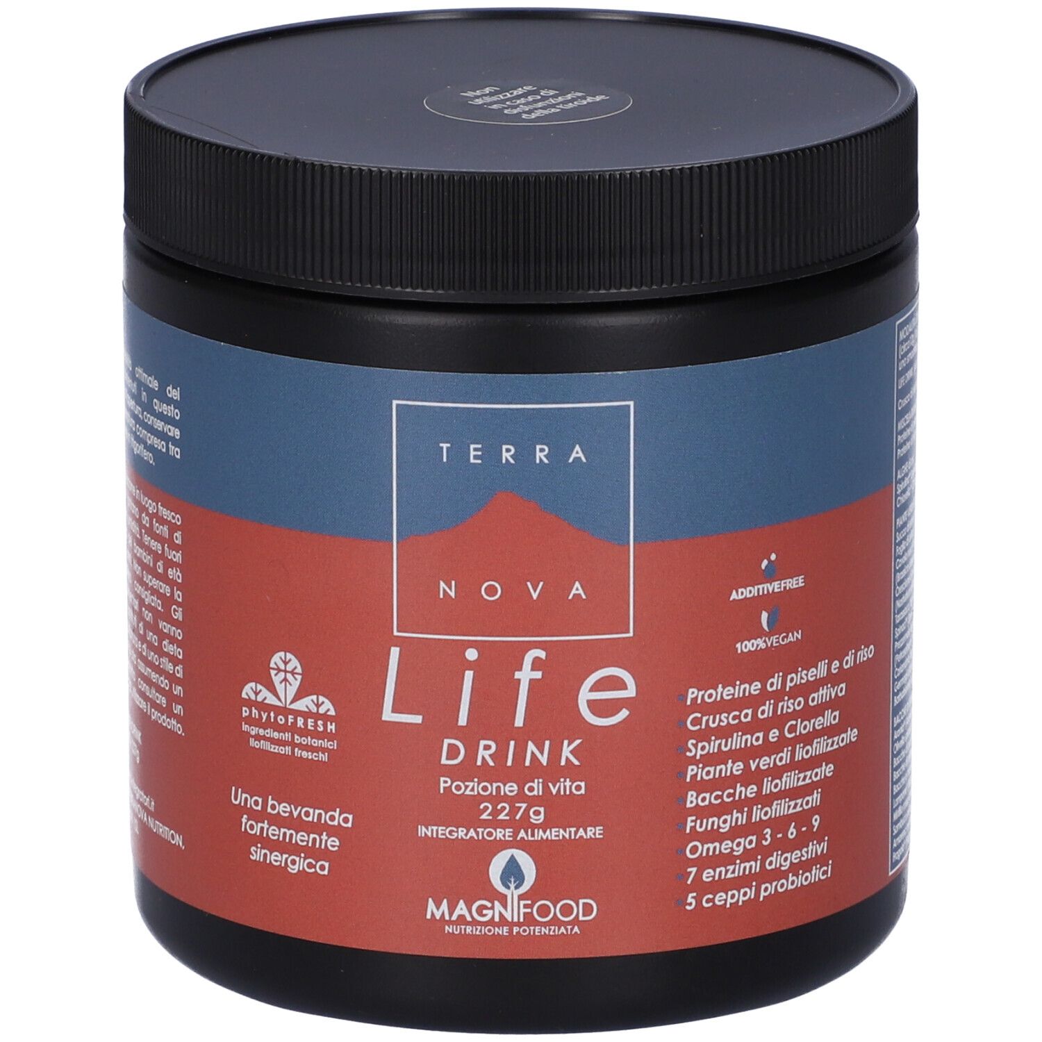 Barattolo Terranova Life Drink. Coperchio nero, sfondo rosso e blu. Nome del prodotto, ingredienti e logo.