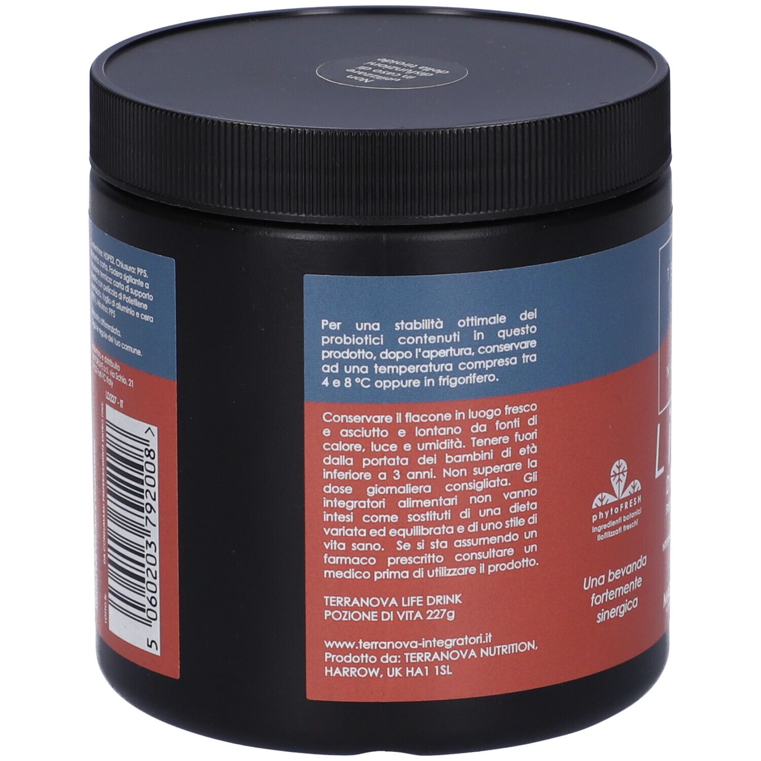 Retro del barattolo Terranova Life Drink. Coperchio nero, sfondo rosso e blu. Testo sull'uso e il produttore.