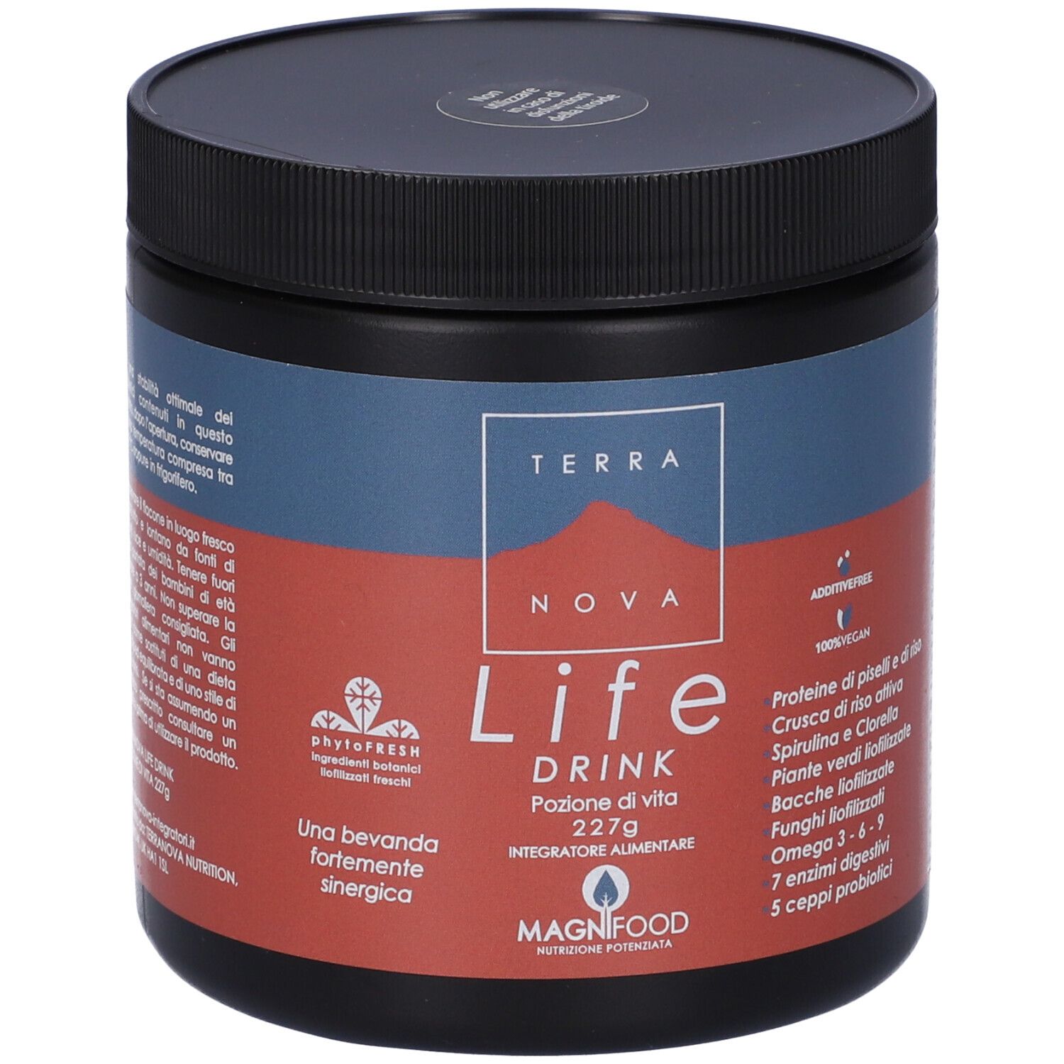 Barattolo Terranova Life Drink. Coperchio nero, sfondo rosso e blu. Nome del prodotto, ingredienti e logo.