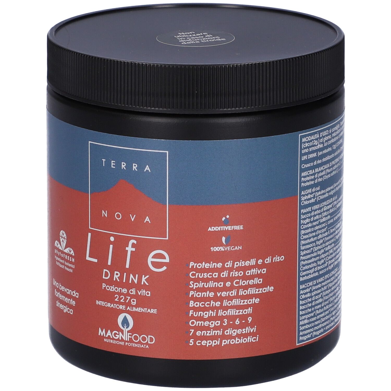 Barattolo Terranova Life Drink. Coperchio nero, sfondo rosso e blu. Nome del prodotto, ingredienti e logo.