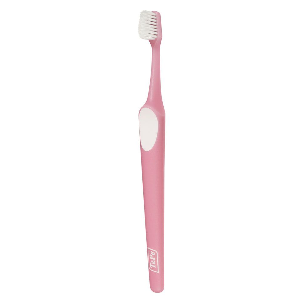 Spazzolino rosa con testina bianca. Marchio: TePe. Manico con inserto bianco.