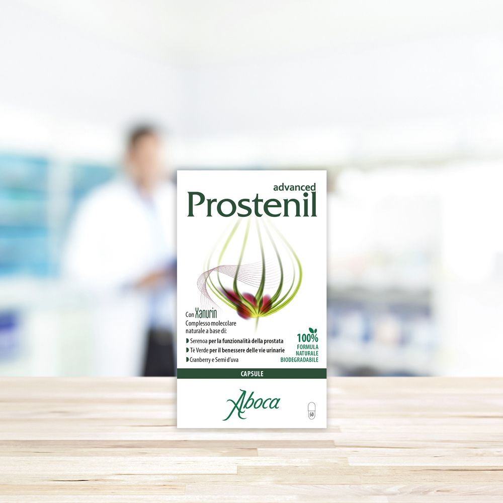 Produktverpackung auf einem Tisch. Text: Prostenil Advanced, Aboca. Hintergrund: verschwommene Person.
