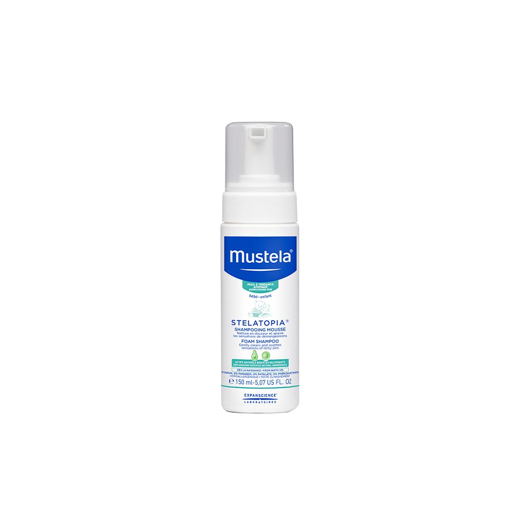 Flacone bianco con etichetta blu. Scritta: Mustela Stelatopia Shampoo Mousse. Con dosatore.