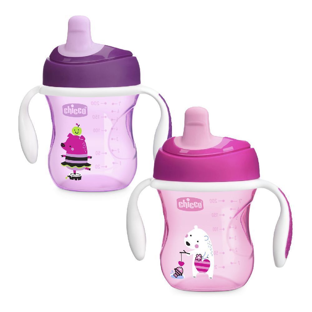 Due tazze rosa con manici e coperchi. Sugli tazze sono raffigurati animali dei cartoni animati. Marchio Chicco.