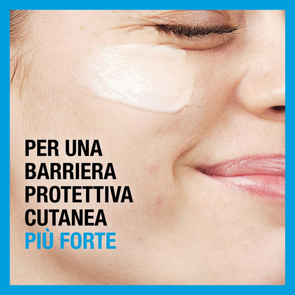 Viso con crema applicata. Testo: Per una barriera protettiva cutanea più forte.