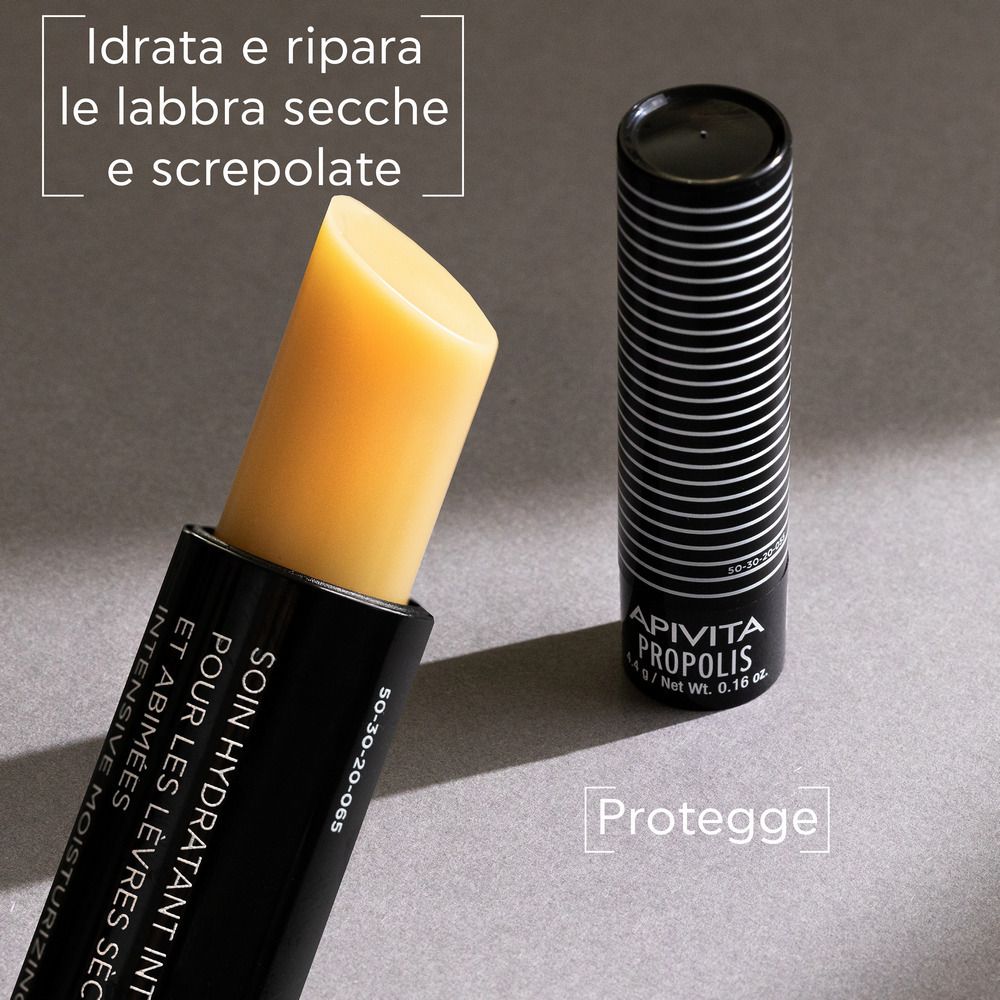 Stick per labbra alla propoli. Astuccio nero a strisce bianche. Nome del prodotto e testo sull'astuccio.