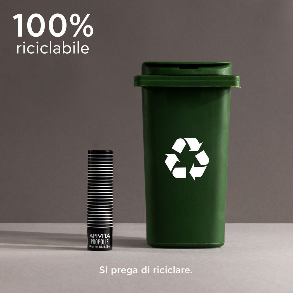 Stick per labbra accanto a un bidone verde con simbolo di riciclo. Il prodotto è riciclabile.