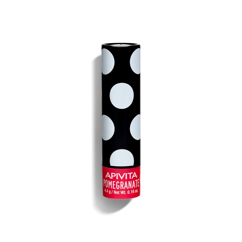Balsamo per labbra con astuccio nero a pois bianchi. Striscia rossa con logo APIVITA Pomegranate. 4,4 g / Peso netto 0,16 oz.