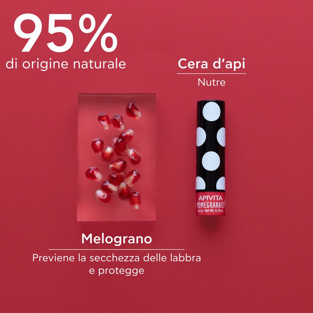 Balsamo per labbra accanto a semi di melograno. Testo: 95% di origine naturale. La cera d'api nutre. Il melograno protegge dalla secchezza.