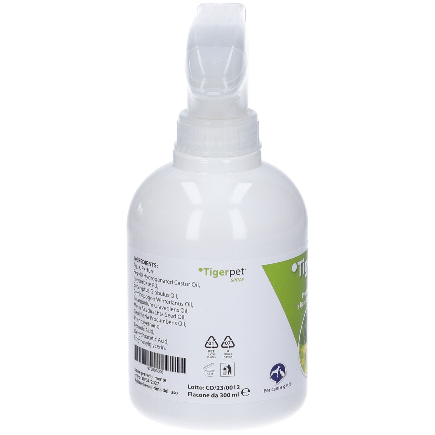 Retro di un flacone spray bianco. Scritta: Tigerpet Spray. Elenco ingredienti e simboli riciclo.